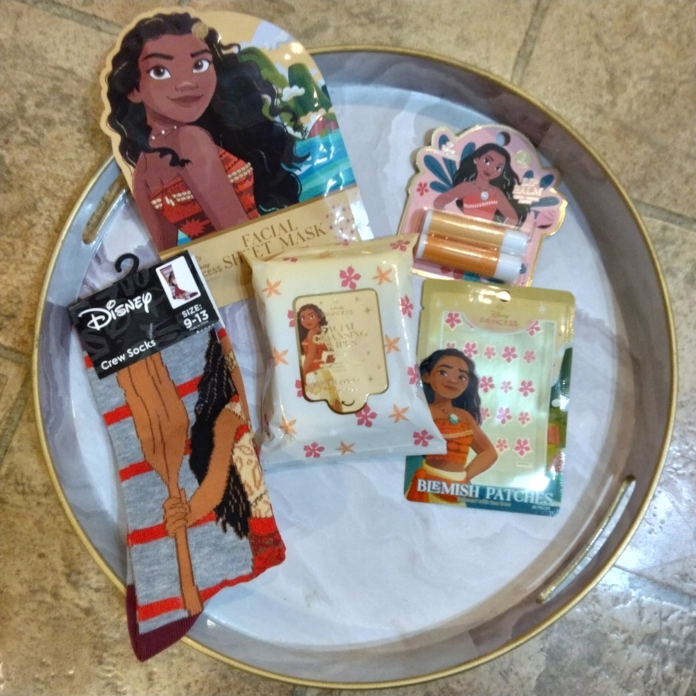 Disney Moana Skincare and Socks 5 Piece Bundle - Picture 1 of 7